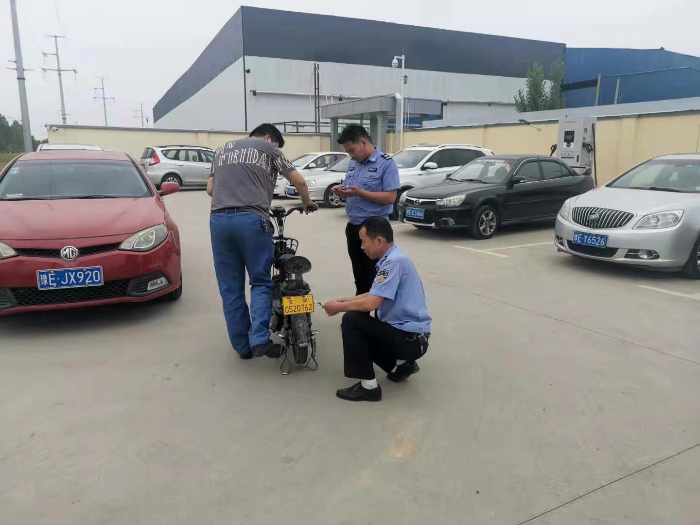 我為群眾辦實(shí)事︱太貼心了！公司門口就可以辦理電動(dòng)車上牌